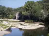 Paysages du Gard - Vallée de la Cèze : rivière Cèze, maison et arbres au bord de l'eau