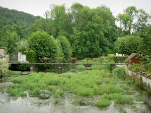 Paysages de la Haute-Marne - Vallée de la Blaise : passerelle fleurie enjambant la rivière Blaise, à Cirey-sur-Blaise