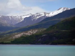 Paysages des Hautes-Alpes - Lac de Serre-Ponçon (retenue d'eau) bordé de montagnes