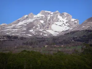 Paysages des Hautes-Alpes - Massif du Dévoluy : forêt, maisons, prairies, arbres et montagne parsemée de neige