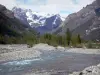 Paysages des Hautes-Alpes - Vallée du Drac Blanc : torrent, arbres et montagnes ; dans le Champsaur, dans le Parc National des Écrins