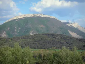 Paysages des Hautes-Alpes - Montagne, arbres et forêt, nuages dans le ciel