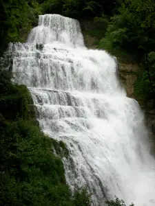 Paysages jurassiens - Site des cascades du Hérisson : cascade de l'Éventail (chute d'eau)