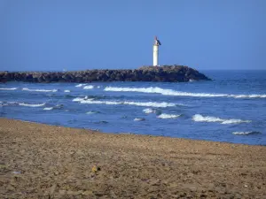 Paysages du Languedoc - Plage de sable du Cap-d'Agde (station balnéaire), mer méditerranée avec de petites vagues, brise-lames et feu