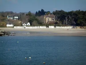 Paysages du littoral de Bretagne - Mer et plage de Port-Manech bordée de belles demeures et d'arbres