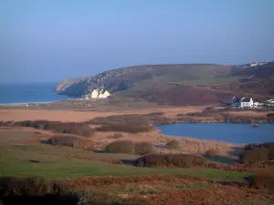 Paysages du littoral de Bretagne - Côte recouverte de champs et d'arbustes, mare, maisons et mer (océan atlantique)