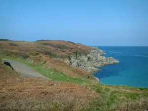Paysages du littoral de Bretagne - Côte sauvage recouverte d'herbe et mer, eau turquoise