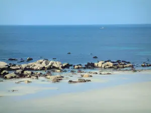 Paysages du littoral de Bretagne - Route touristique : plage de sable et plein de petits rochers dans la mer