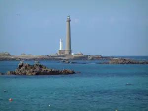 Paysages du littoral de Bretagne - Mer (la Manche), rochers, côte et phare