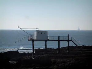 Paysages du littoral de Charente-Maritime - Cabane de pêcheur sur pilotis, mer (confluent de l'estuaire de la Gironde et de l'océan Atlantique) et phare de Cordouan en arrière-plan