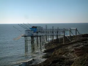 Paysages du littoral de Charente-Maritime - Côte, pontons, cabanes de pêcheurs sur pilotis, carrelet (filet de pêche) suspendu et mer (océan Atlantique)