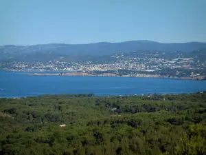 Paysages du littoral de la Côte d'Azur - Forêt, mer méditerranée, côtes et collines