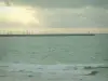 Paysages du littoral de Loire-Atlantique - Mer (océan Atlantique), mats de voiliers, phare et ciel orageux avec des rayons de soleil