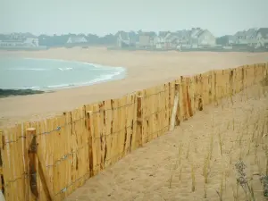 Paysages du littoral de Loire-Atlantique - Sable, palissade, plage, mer (océan Atlantique) et maisons