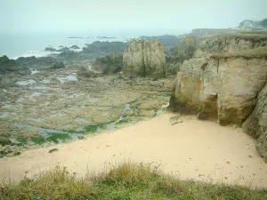 Paysages du littoral de Loire-Atlantique - Côte sauvage : herbage, crique, falaises, rochers et mer (océan Atlantique)
