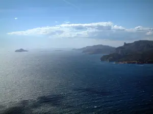 Paysages du littoral de Provence - De la corniche des Crêtes, vue sur les îles, la mer méditerranée, la côte et les Calanques