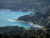 Paysages du littoral de Provence - Mer méditerranée et côte avec arbres et maisons