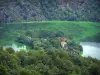 Paysages de la Loire - Gorges de la Loire : lac de Grangent (retenue d'eau sur le fleuve Loire) et arbres au bord de l'eau