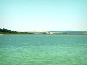 Paysages de Lorraine - Lac, arbres et forêts en arrière-plan