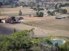 Paysages du Lot-et-Garonne - Plan d'eau, champs, maisons et arbres