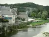 Paysages de la Lozère - Vallée du Lot : maisons et arbres au bord de la rivière Lot