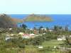 Paysages de la Martinique - Maisons au bord de la mer, avec vue sur l'anse à l'Âne et l'îlet à Ramiers ; sur la commune des Trois-Îlets