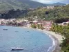 Paysages de la Martinique - Vue sur la rade de Saint-Pierre, avec les tours de la cathédrale Notre-Dame-de-l'Assomption, la plage et les maisons de la ville au bord de la mer des Caraïbes