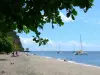 Paysages de la Martinique - Plage de l'anse Turin et mer des Caraïbes ponctuée de bateaux ; sur la commune du Carbet