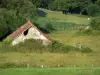 Paysages de la Mayenne - Vieille grange en pierre entourée de prairies