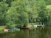 Paysages de la Mayenne - Vallée de la Mayenne : rivière Mayenne, barques amarrées et rive boisée, à Daon
