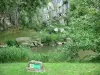 Paysages de la Mayenne - Canyon de Saulges : amateurs d'escalade au pied d'une falaise, rivière Erve et verdure