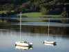 Paysages du Nord - Parc Naturel Régional de l'Avesnois : bateaux sur le lac du Val-Joly, rive, prairies et arbres, dans le Parc Départemental du Val-Joly