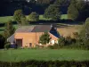 Paysages du Nord - Parc Naturel Régional de l'Avesnois : maison en brique, prairies et arbres