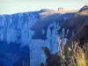 Paysages de Normandie - Herbes hautes en premier plan avec vue sur les falaises de la Côte d'Albâtre, dans le Pays de Caux
