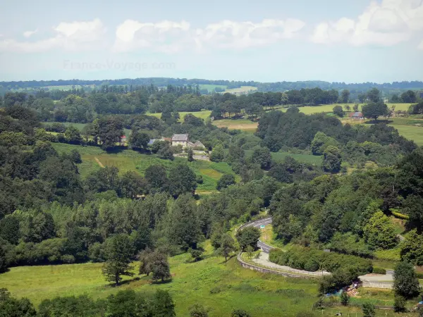 Paysages de l'Orne - Campagne boisée parsemée de prairies et de maisons ; dans le Domfrontais