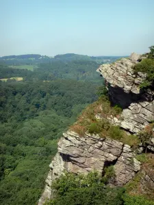 Paysages de l'Orne - Suisse normande : roche d'Oëtre (belvédère naturel) avec vue sur le paysage boisé alentour