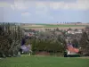 Paysages de Picardie - Village (maisons, clocher d'église) entouré de champs
