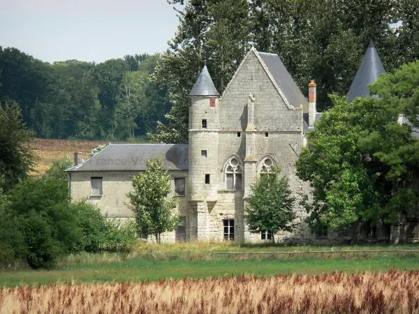 Paysages de Picardie - Prieuré fortifié du Tortoir, prés, arbres et forêt de Saint-Gobain ; sur la commune de Saint-Nicolas-aux-Bois