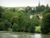 Paysages de Picardie - Vallée de la Marne : rivière Marne, rive plantée d'arbres, maisons et clocher de l'église de Mont-Saint-Père