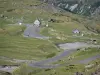 Paysages des Pyrénées - Route de montagne en lacets, bordée de pâturages (pelouses), menant au cirque de Troumouse