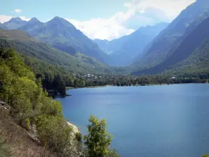 Paysages des Pyrénées - Lac de Génos-Loudenvielle, arbres et montagnes bordant la vallée du Louron