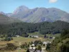 Paysages des Pyrénées - Maisons entourées de pâturages, forêt et montagnes dont le sommet du pic du Midi de Bigorre en arrière-plan