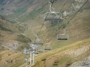 Paysages des Pyrénées - Télésiège (remontée mécanique) et pentes de montagnes couvertes de pâturages