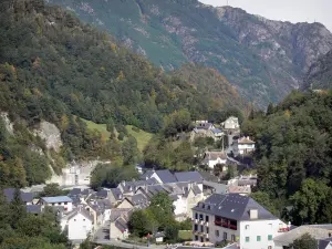 Paysages des Pyrénées - Vallée de Gavarnie : maisons du village de Gèdre entourées d'arbres et de montagnes