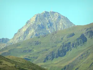 Paysages des Pyrénées - Sommet du pic du Midi de Bigorre avec son observatoire astronomique et son antenne de télévision