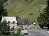 Paysages des Pyrénées - Auberge de montagne agrémentée d'une terrasse