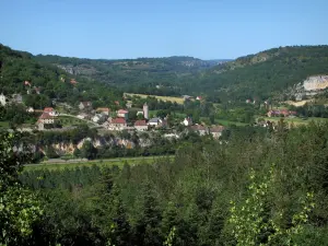 Paysages du Quercy - Arbres en premier plan avec vue sur les maisons d'un village et les collines