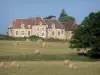 Paysages de la Sarthe - Bottes de foin dans un pré, aux abords d'une demeure