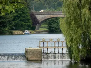 Paysages de la Sarthe - Vallée de la Sarthe : rivière Sarthe, pont de Solesmes, et arbres au bord de l'eau