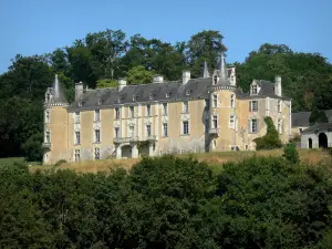 Paysages de la Sarthe - Château de La Flotte entouré de verdure, sur la commune de Lavenay